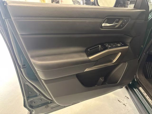 2024 Obsidian Green Pearl/Super Black Nissan Pathfinder Platinum 4X4 SUV