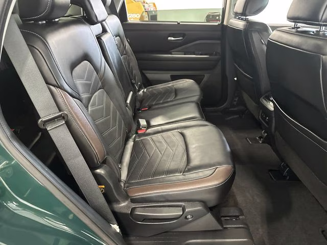 2024 Obsidian Green Pearl/Super Black Nissan Pathfinder Platinum 4X4 SUV