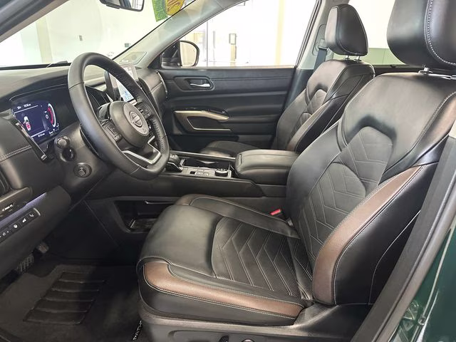 2024 Obsidian Green Pearl/Super Black Nissan Pathfinder Platinum 4X4 SUV