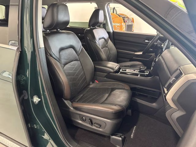 2024 Obsidian Green Pearl/Super Black Nissan Pathfinder Platinum 4X4 SUV