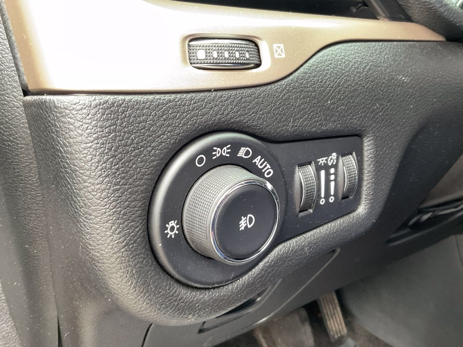 2015 Brilliant Black Crystal Pearlcoat Jeep Cherokee Latitude 4X4 SUV