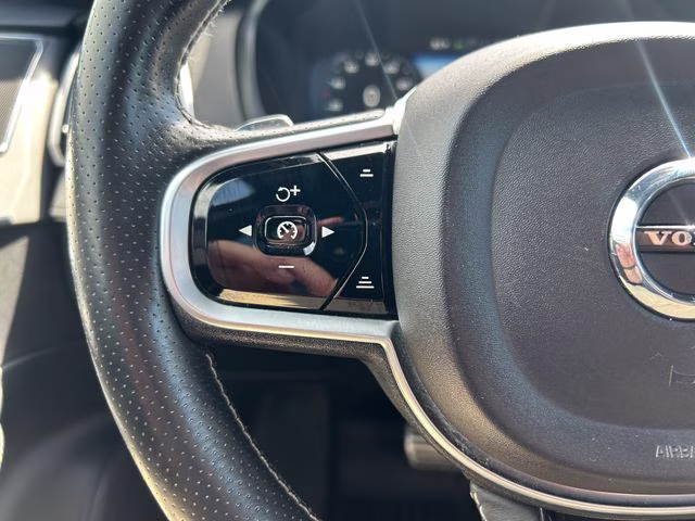 2016 Onyx Black Metallic Volvo XC90 T6 R-Design AWD SUV