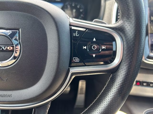 2016 Onyx Black Metallic Volvo XC90 T6 R-Design AWD SUV
