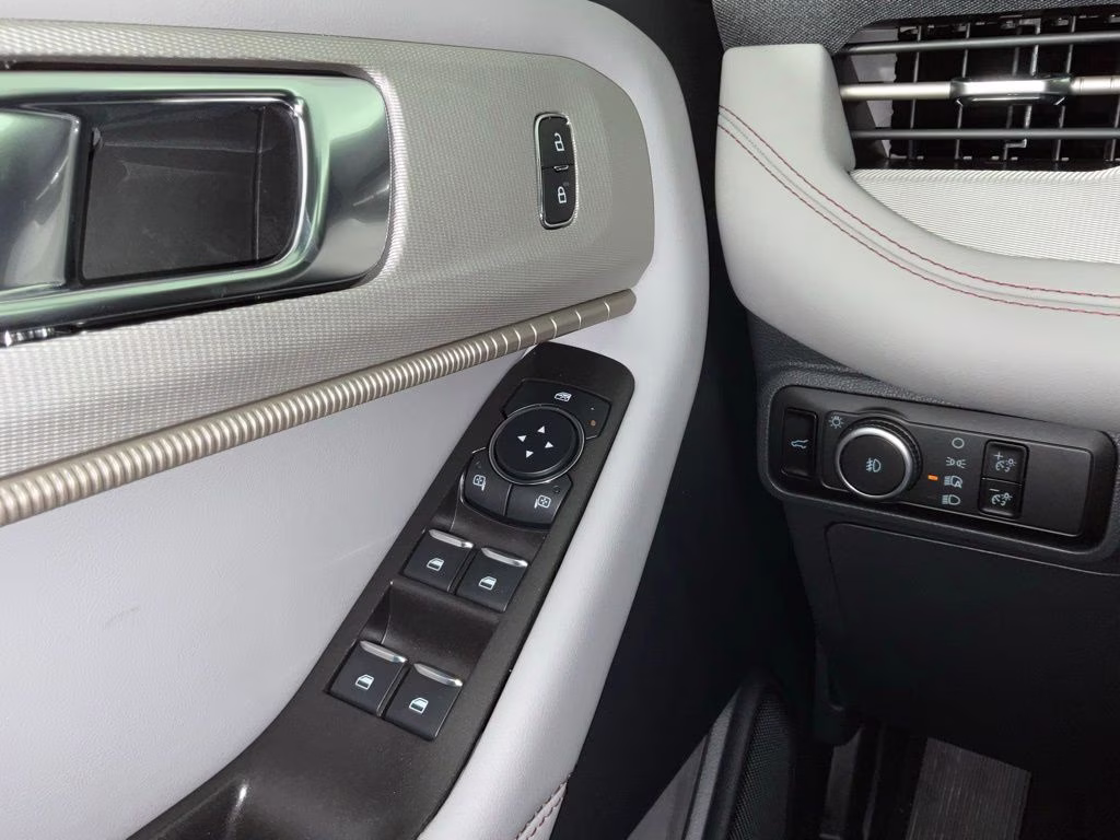 2026 White Ford Explorer Active RWD SUV