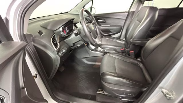 2017 Silver Ice Metallic Chevrolet Trax LT FWD SUV