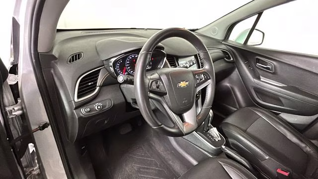 2017 Silver Ice Metallic Chevrolet Trax LT FWD SUV