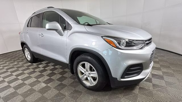 2017 Silver Ice Metallic Chevrolet Trax LT FWD SUV