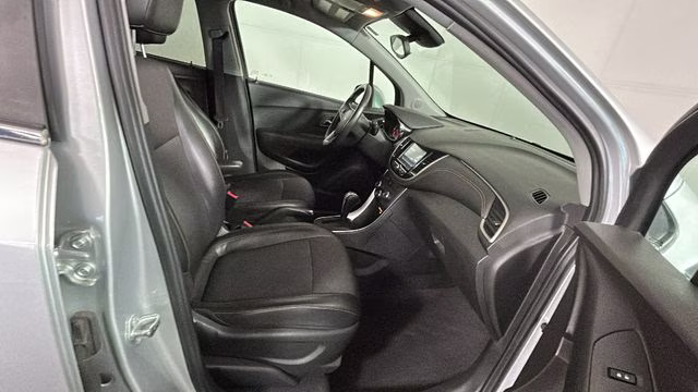 2017 Silver Ice Metallic Chevrolet Trax LT FWD SUV