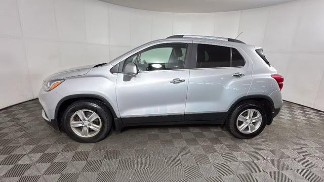 2017 Silver Ice Metallic Chevrolet Trax LT FWD SUV