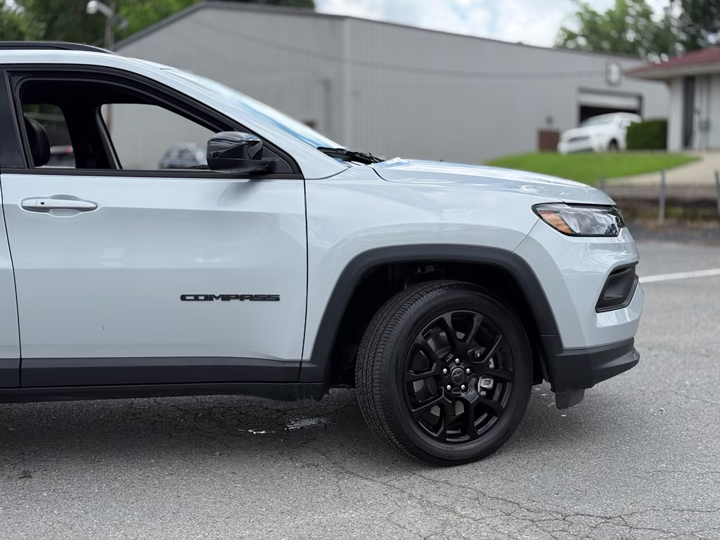 2026 Silver Zynith Metallic Clearcoat Jeep Compass Latitude Altitude 4X4 SUV
