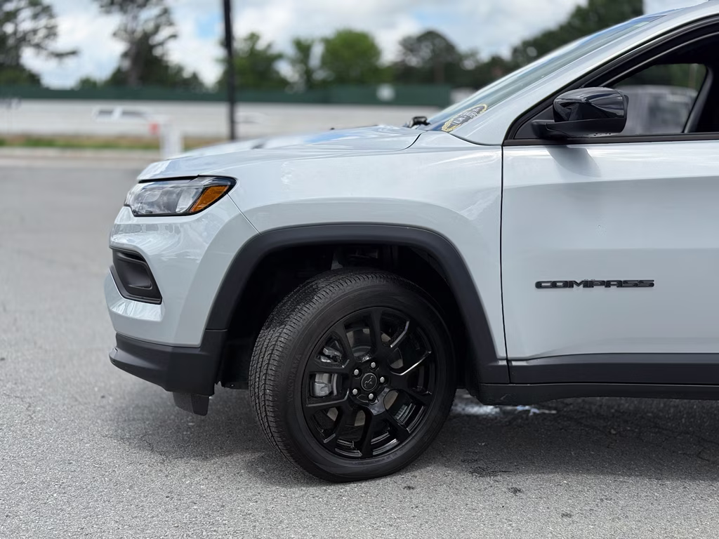 2026 Silver Zynith Metallic Clearcoat Jeep Compass Latitude Altitude 4X4 SUV