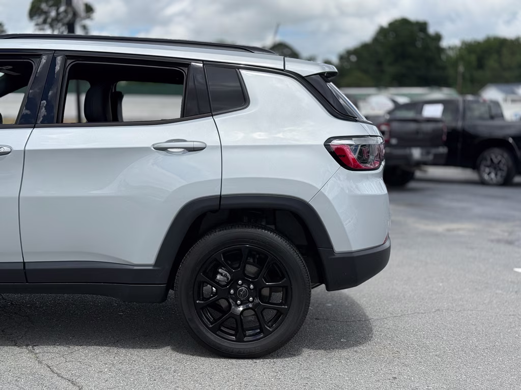 2026 Silver Zynith Metallic Clearcoat Jeep Compass Latitude Altitude 4X4 SUV