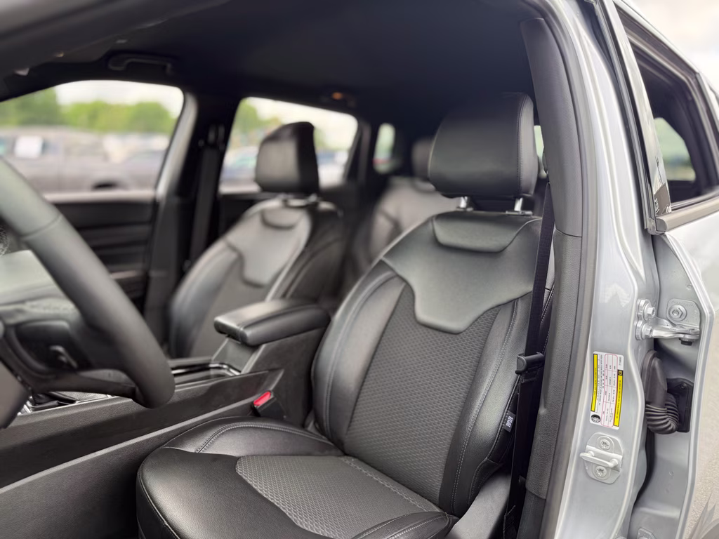 2026 Silver Zynith Metallic Clearcoat Jeep Compass Latitude Altitude 4X4 SUV