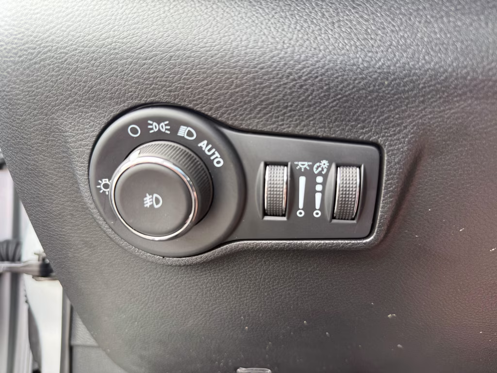 2026 Silver Zynith Metallic Clearcoat Jeep Compass Latitude Altitude 4X4 SUV