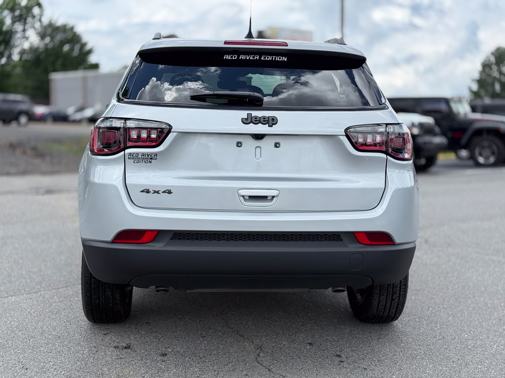 2026 Silver Zynith Metallic Clearcoat Jeep Compass Latitude Altitude 4X4 SUV