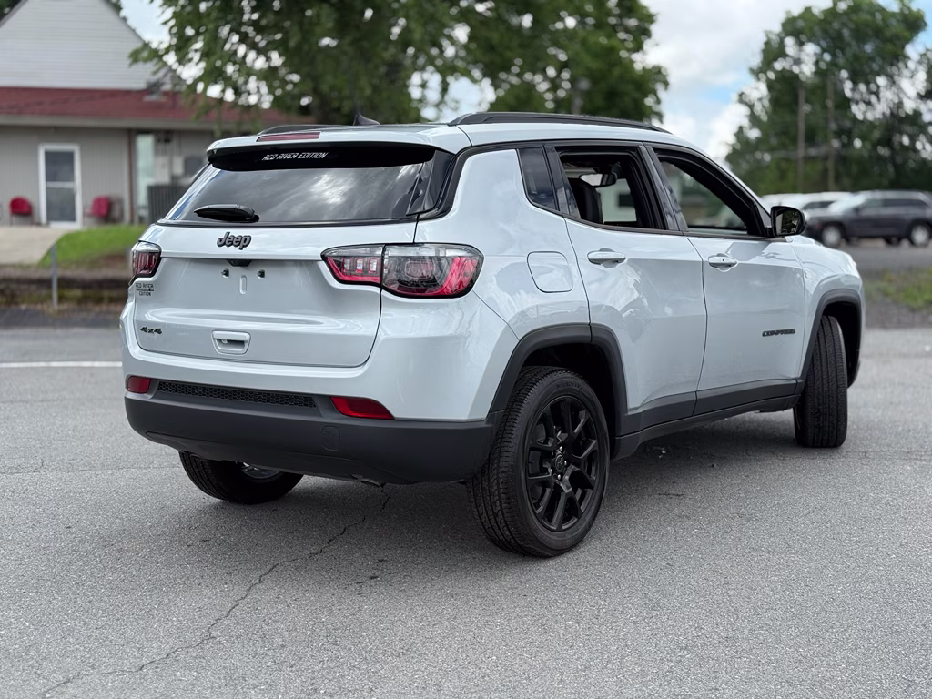2026 Silver Zynith Metallic Clearcoat Jeep Compass Latitude Altitude 4X4 SUV