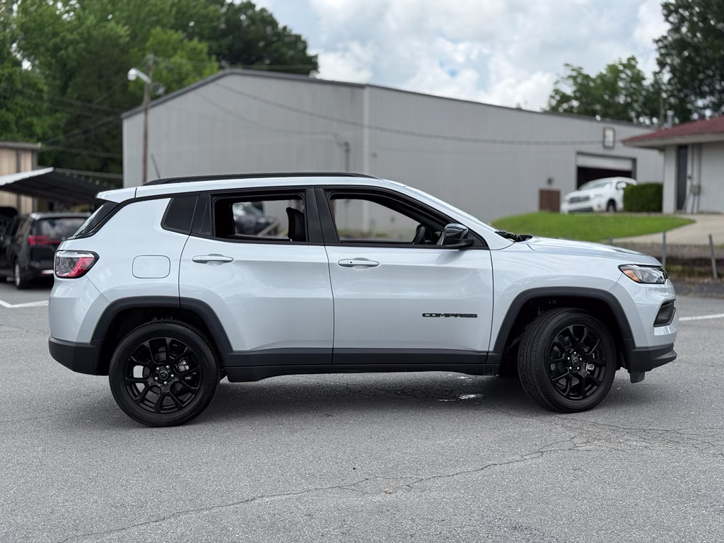 2026 Silver Zynith Metallic Clearcoat Jeep Compass Latitude Altitude 4X4 SUV