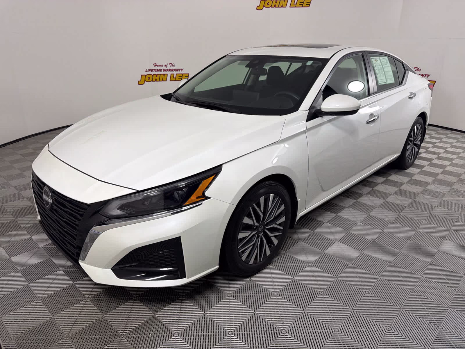 2024 Pearl White Tricoat Nissan Altima 2.5 SV FWD Sedan