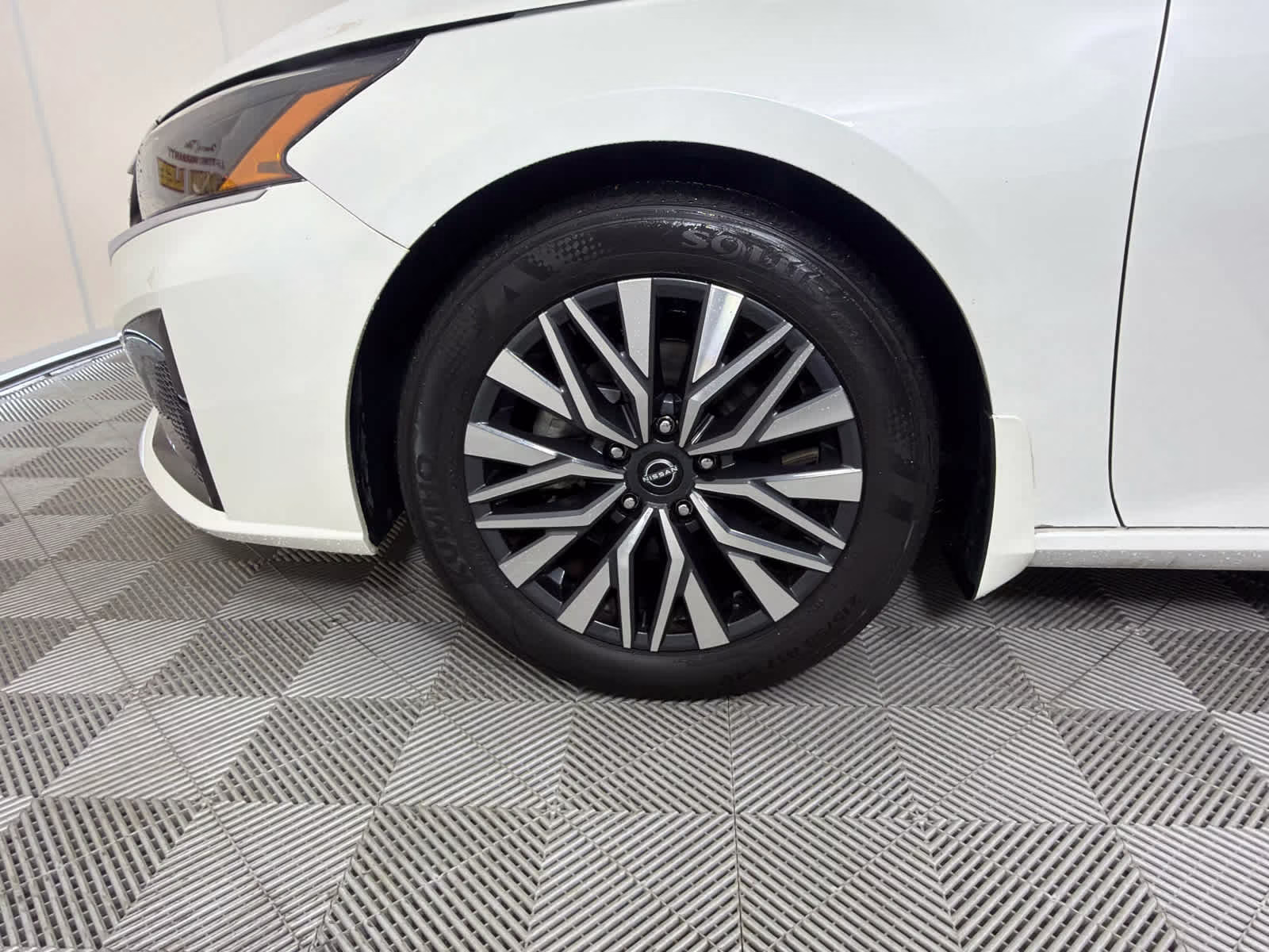 2024 Pearl White Tricoat Nissan Altima 2.5 SV FWD Sedan