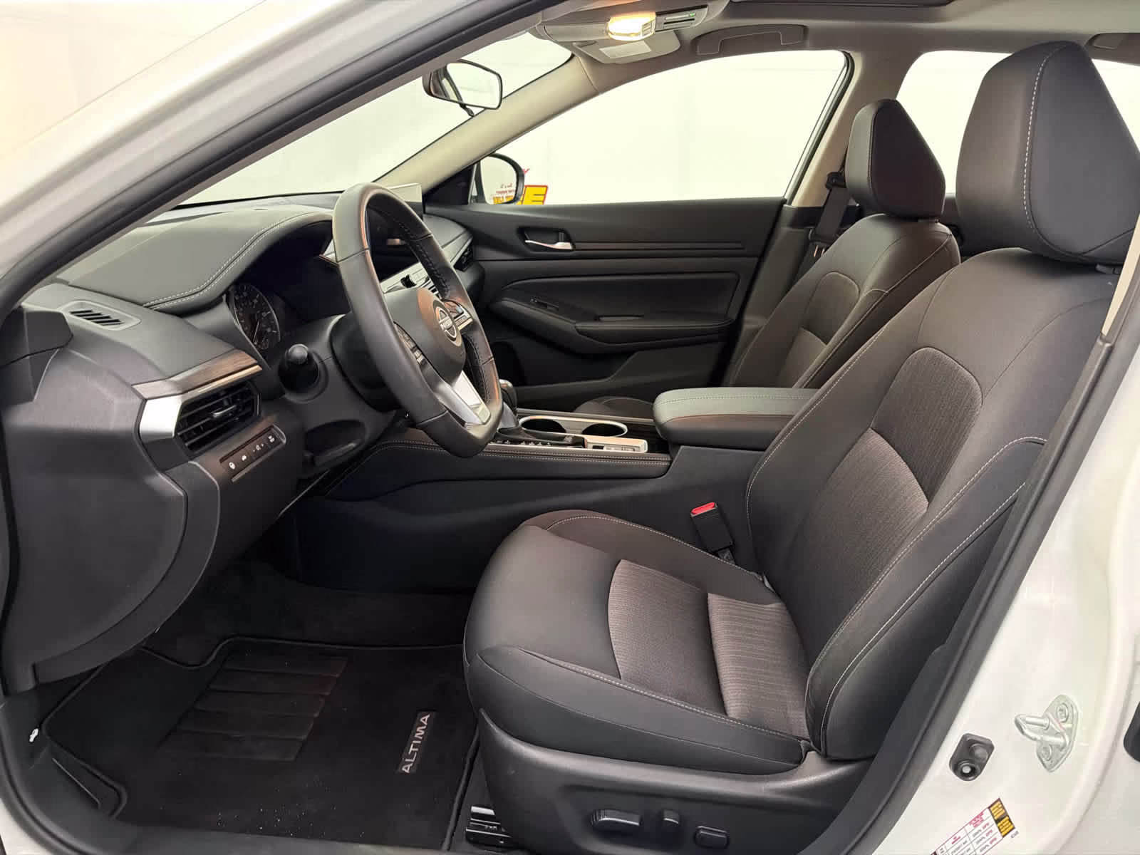 2024 Pearl White Tricoat Nissan Altima 2.5 SV FWD Sedan