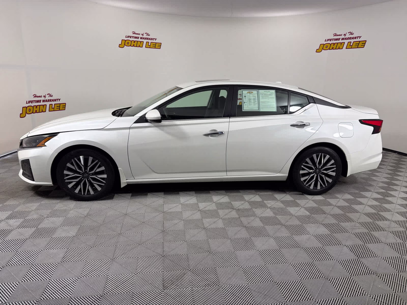 2024 Pearl White Tricoat Nissan Altima 2.5 SV FWD Sedan