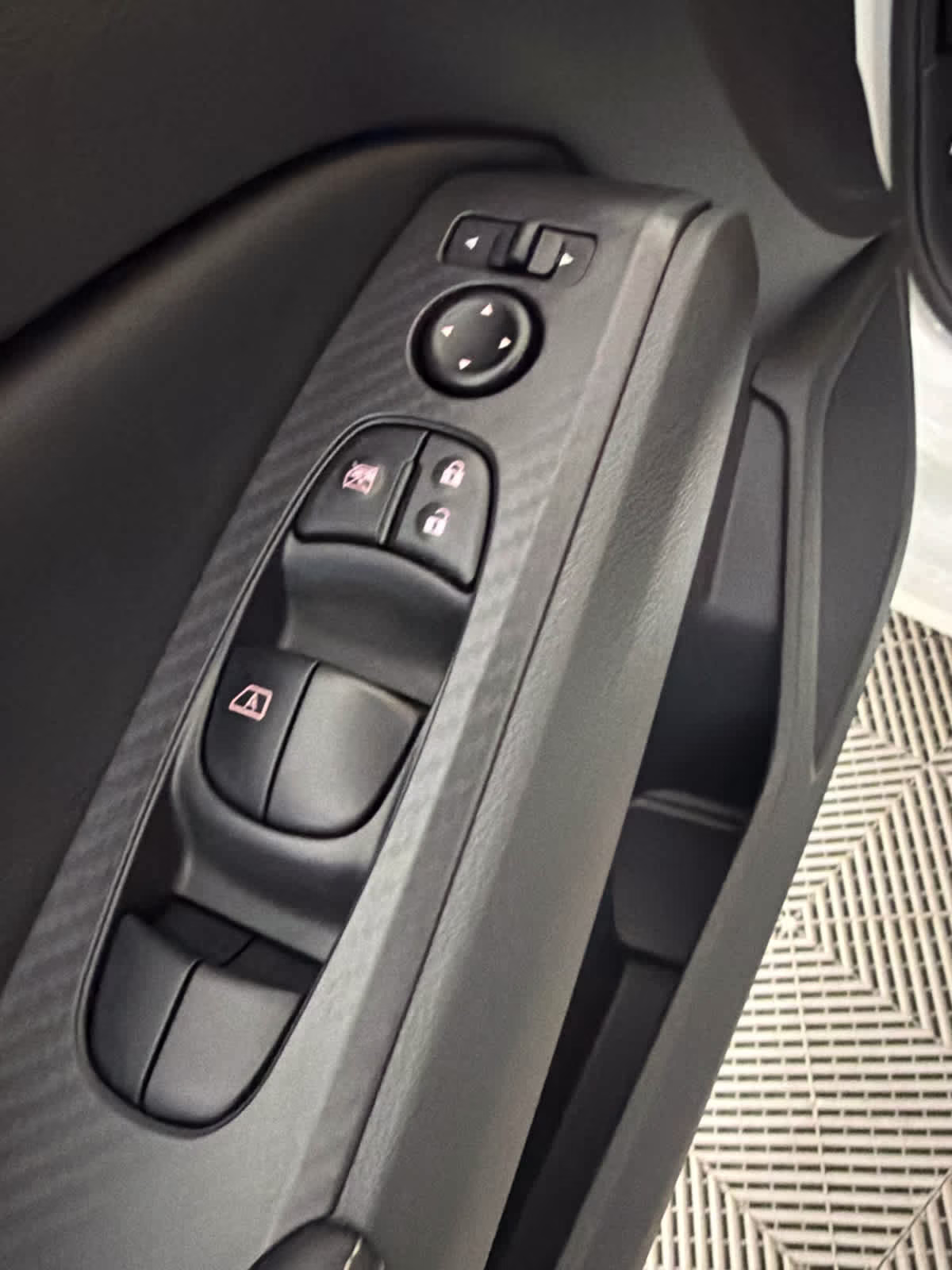 2024 Pearl White Tricoat Nissan Altima 2.5 SV FWD Sedan