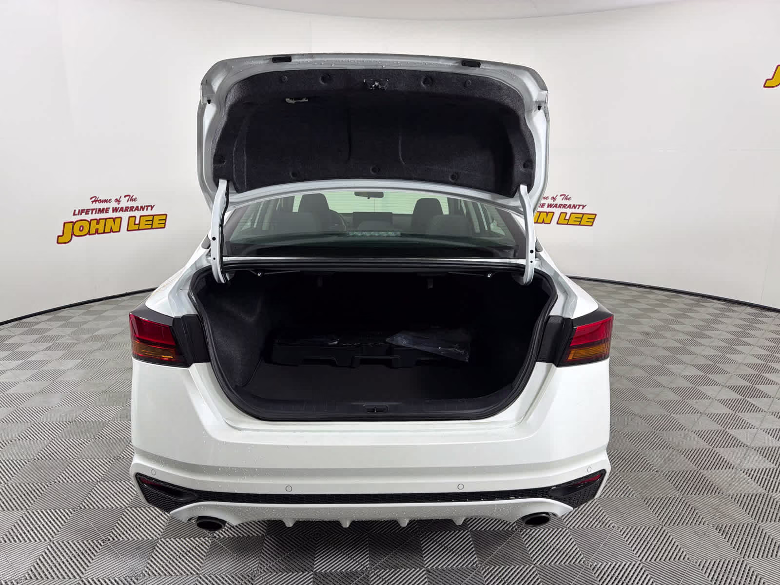 2024 Pearl White Tricoat Nissan Altima 2.5 SV FWD Sedan