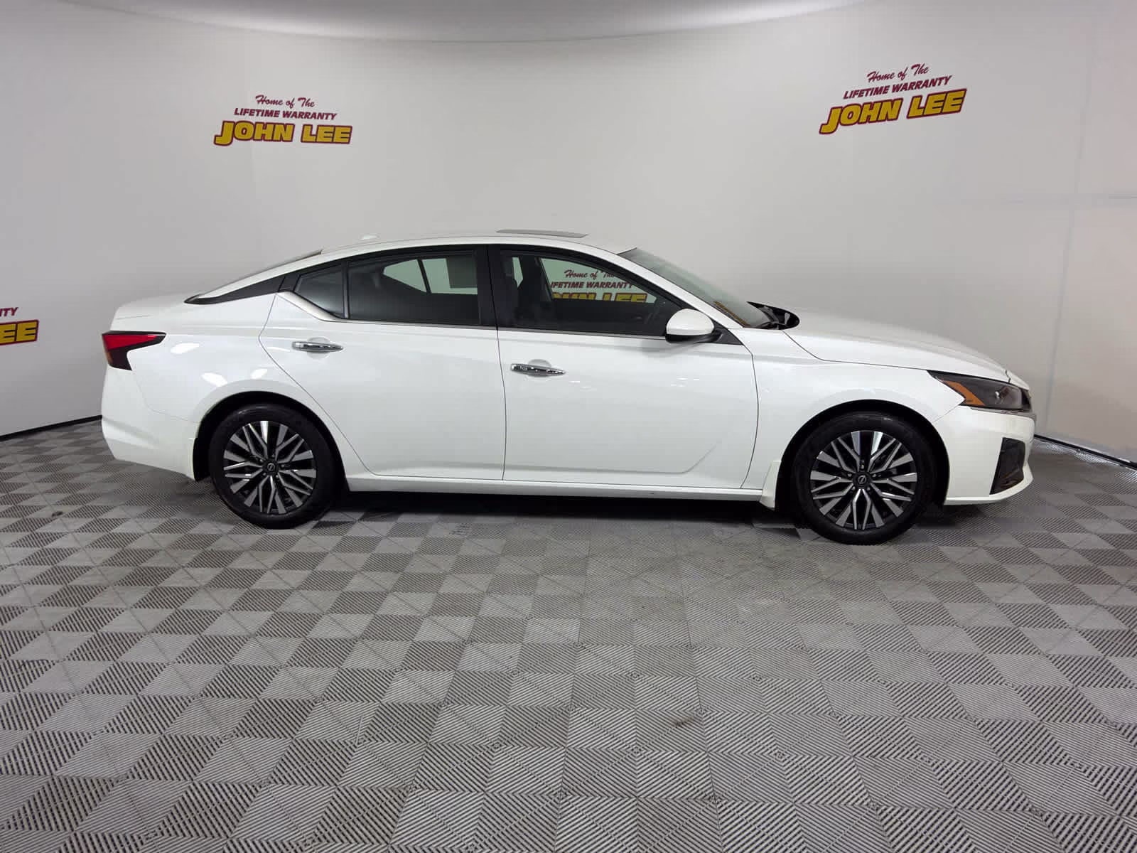 2024 Pearl White Tricoat Nissan Altima 2.5 SV FWD Sedan