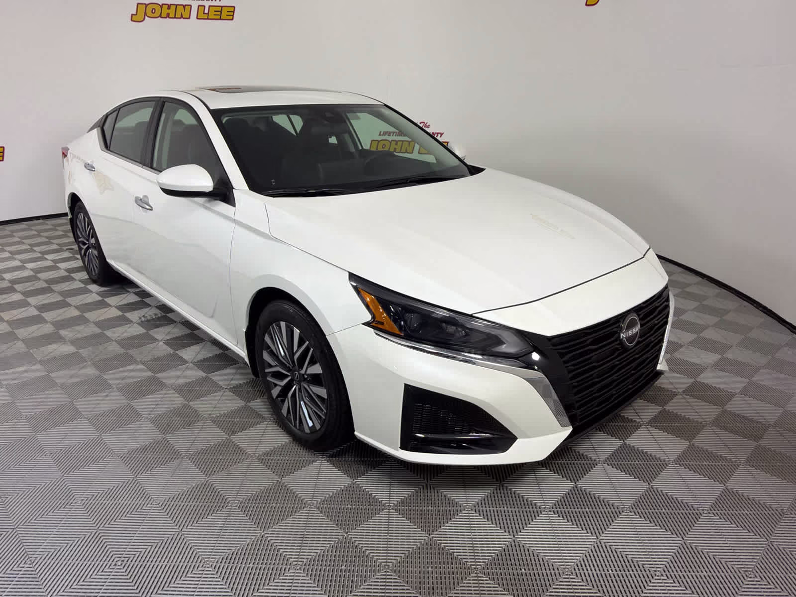 2024 Pearl White Tricoat Nissan Altima 2.5 SV FWD Sedan