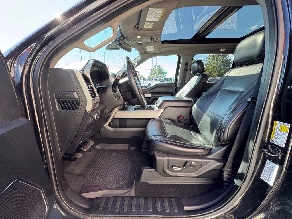 2019 Black Metallic Ford Super Duty F-450 DRW Lariat 4X4 Truck