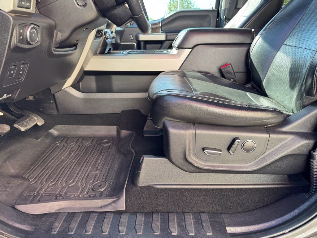 2019 Black Metallic Ford Super Duty F-450 DRW Lariat 4X4 Truck