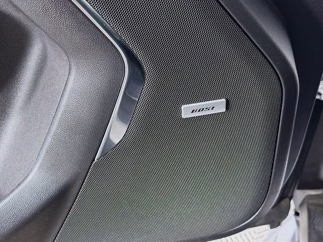 2022 White Frost GMC Yukon SLT RWD SUV