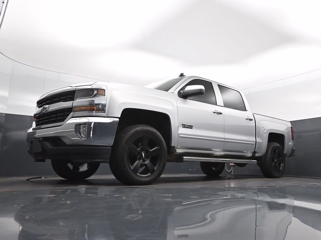 2018 Silver Ice Metallic Chevrolet Silverado 1500 LT RWD Truck
