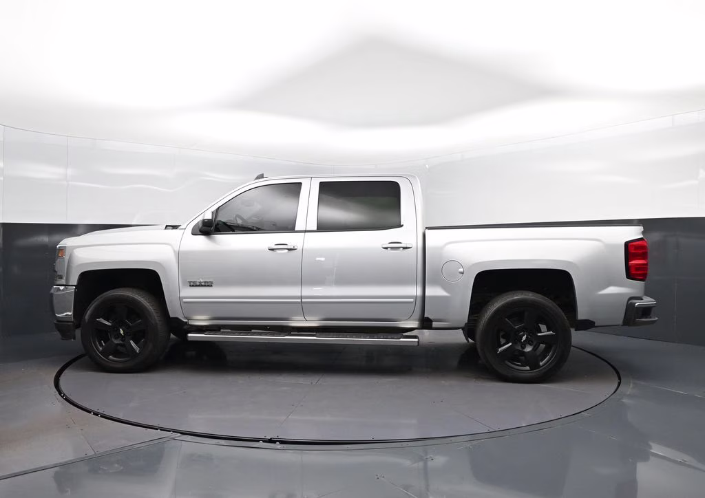 2018 Silver Ice Metallic Chevrolet Silverado 1500 LT RWD Truck