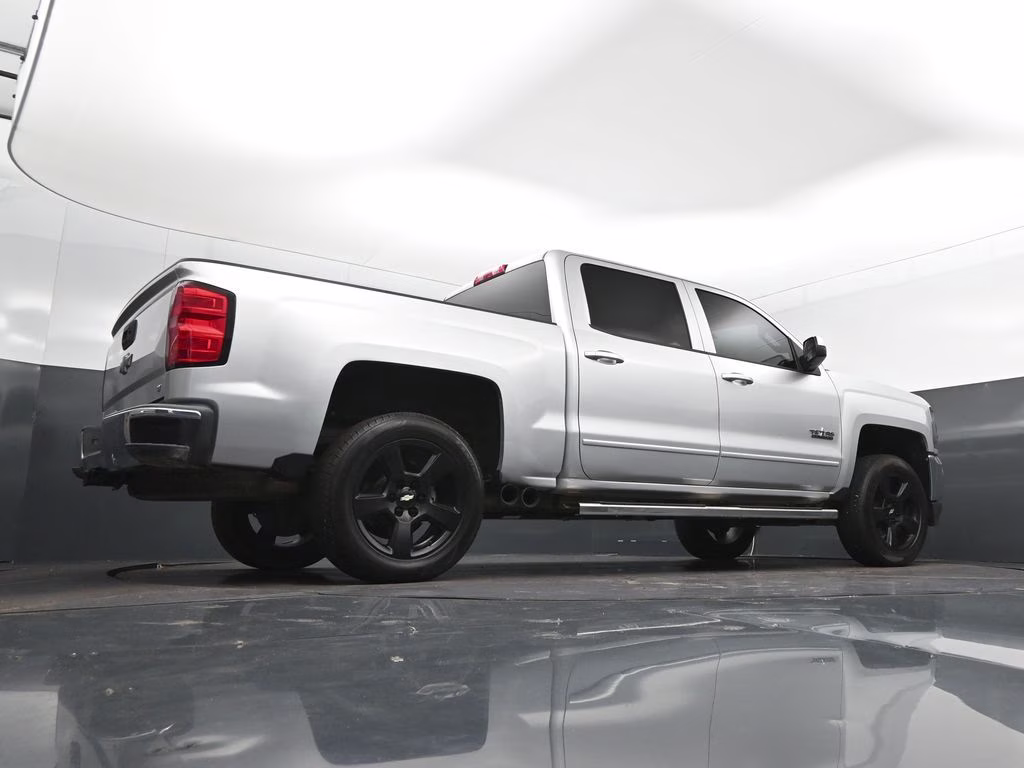2018 Silver Ice Metallic Chevrolet Silverado 1500 LT RWD Truck