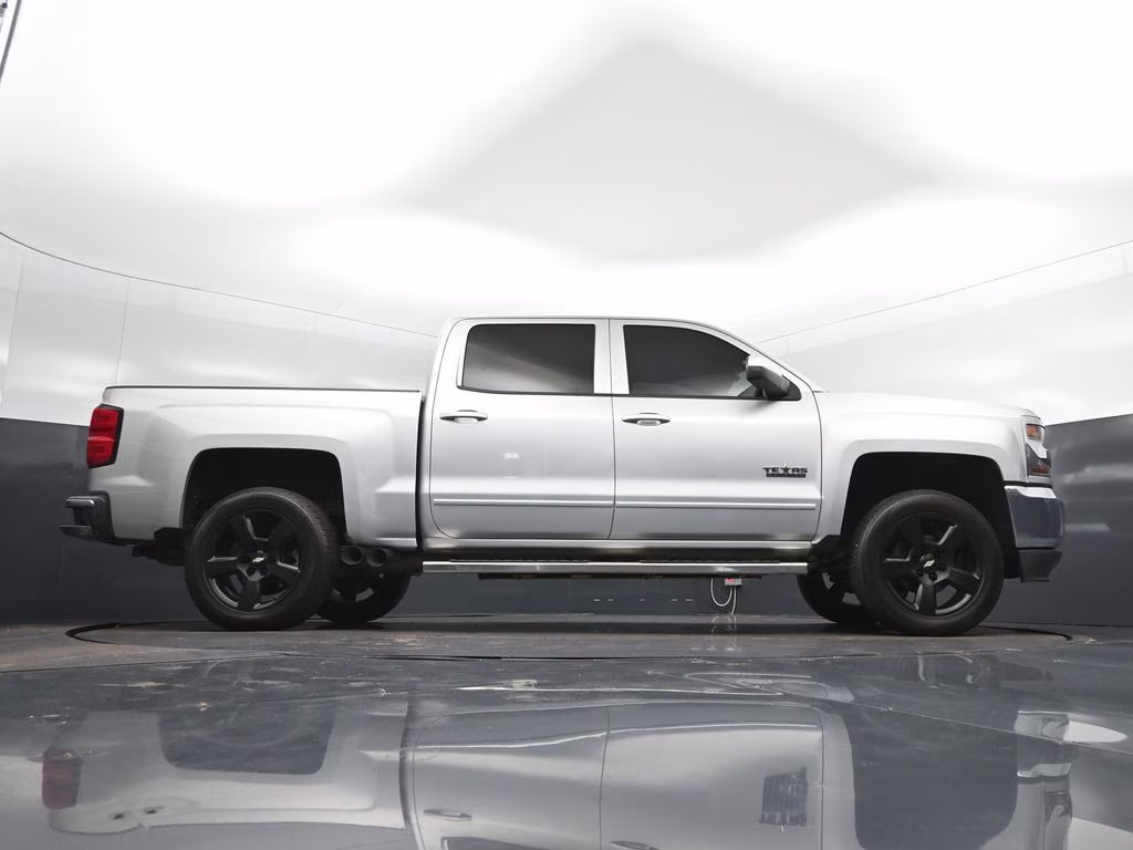 2018 Silver Ice Metallic Chevrolet Silverado 1500 LT RWD Truck