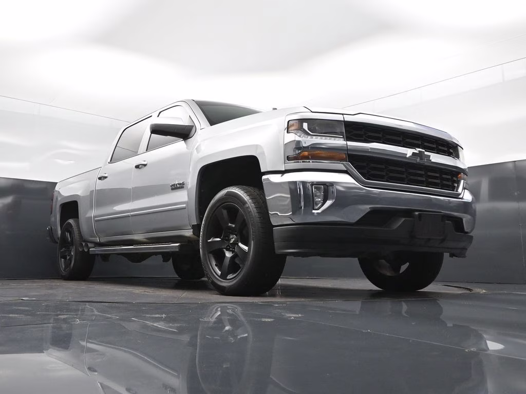 2018 Silver Ice Metallic Chevrolet Silverado 1500 LT RWD Truck