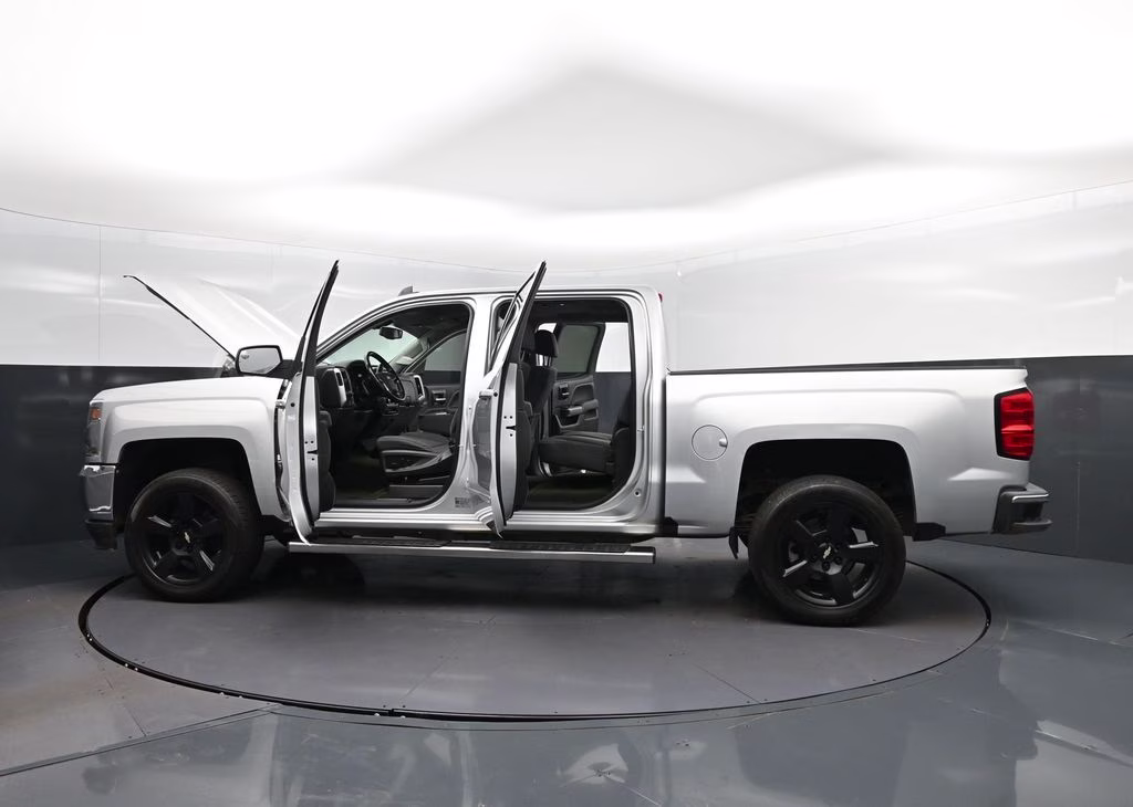 2018 Silver Ice Metallic Chevrolet Silverado 1500 LT RWD Truck