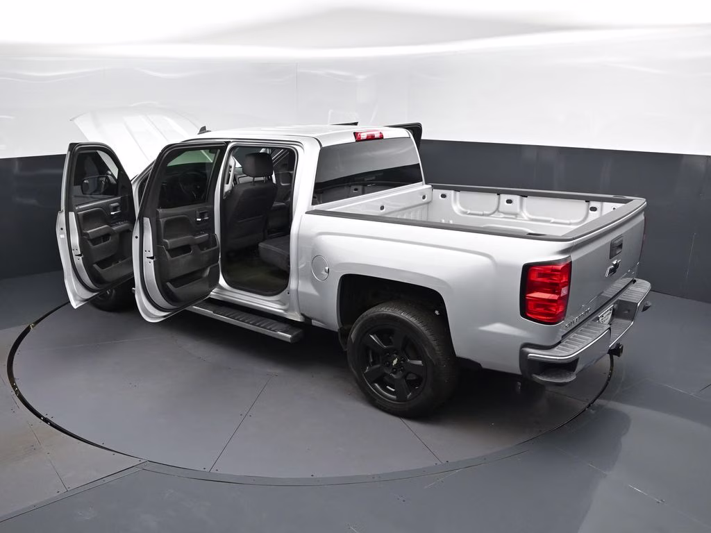 2018 Silver Ice Metallic Chevrolet Silverado 1500 LT RWD Truck