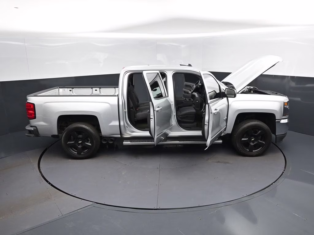 2018 Silver Ice Metallic Chevrolet Silverado 1500 LT RWD Truck