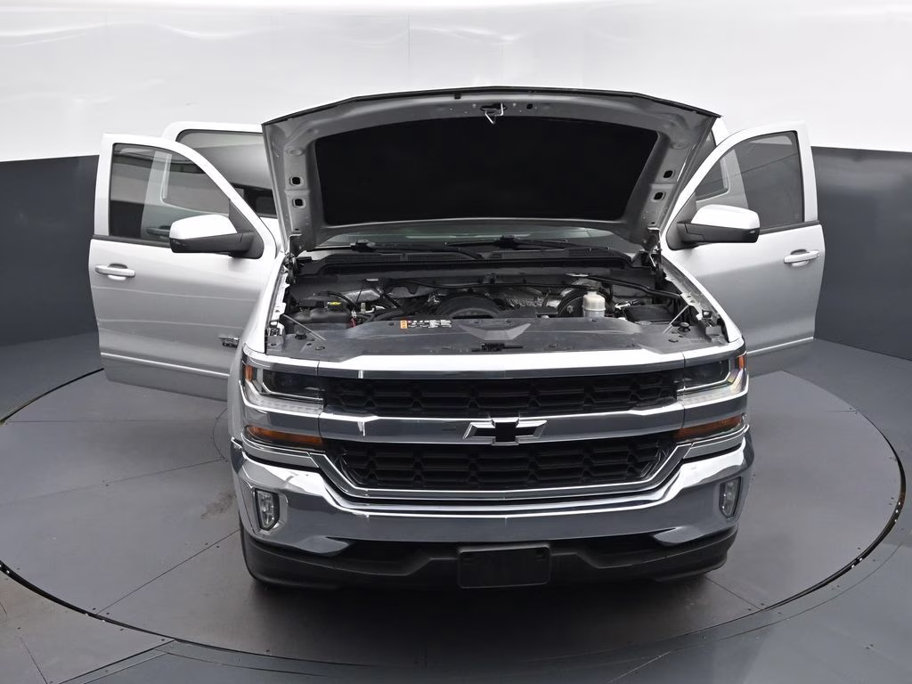2018 Silver Ice Metallic Chevrolet Silverado 1500 LT RWD Truck