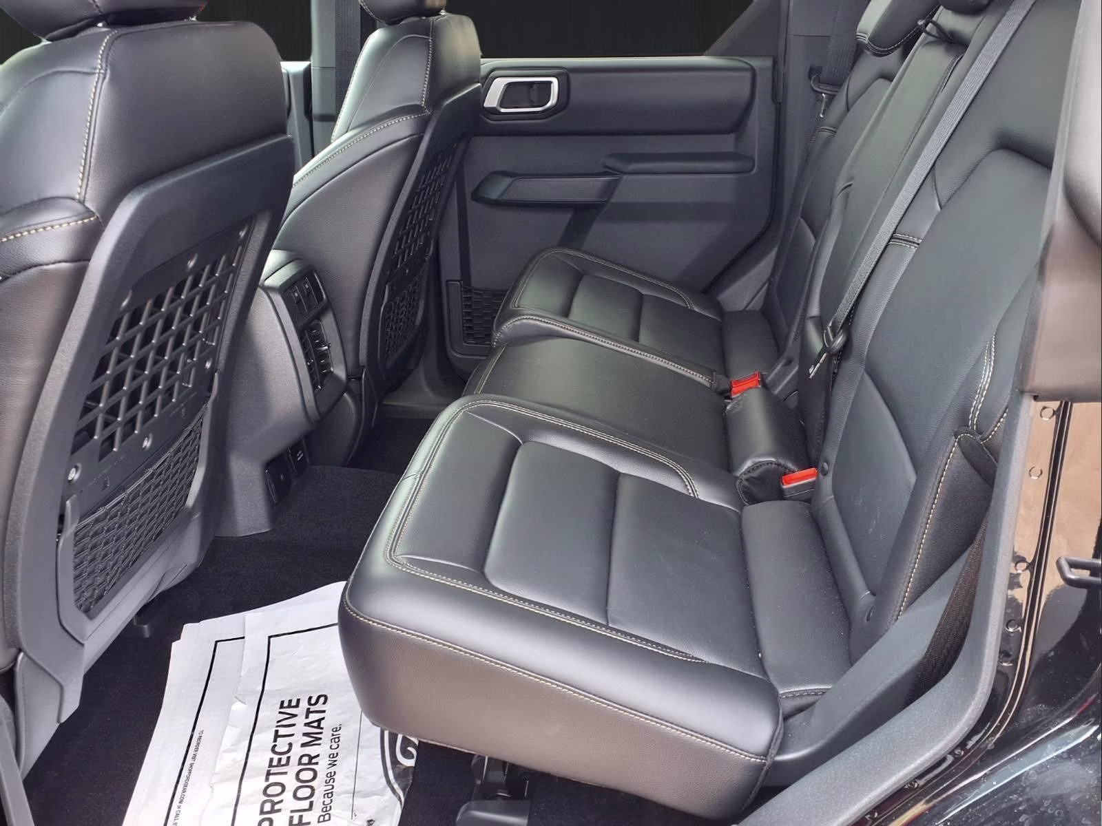 2026 Oxford White Ford Bronco Badlands 4X4 SUV