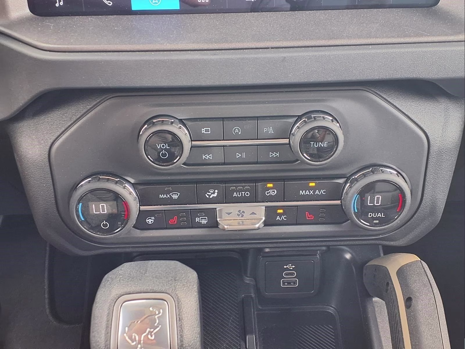 2026 Oxford White Ford Bronco Badlands 4X4 SUV