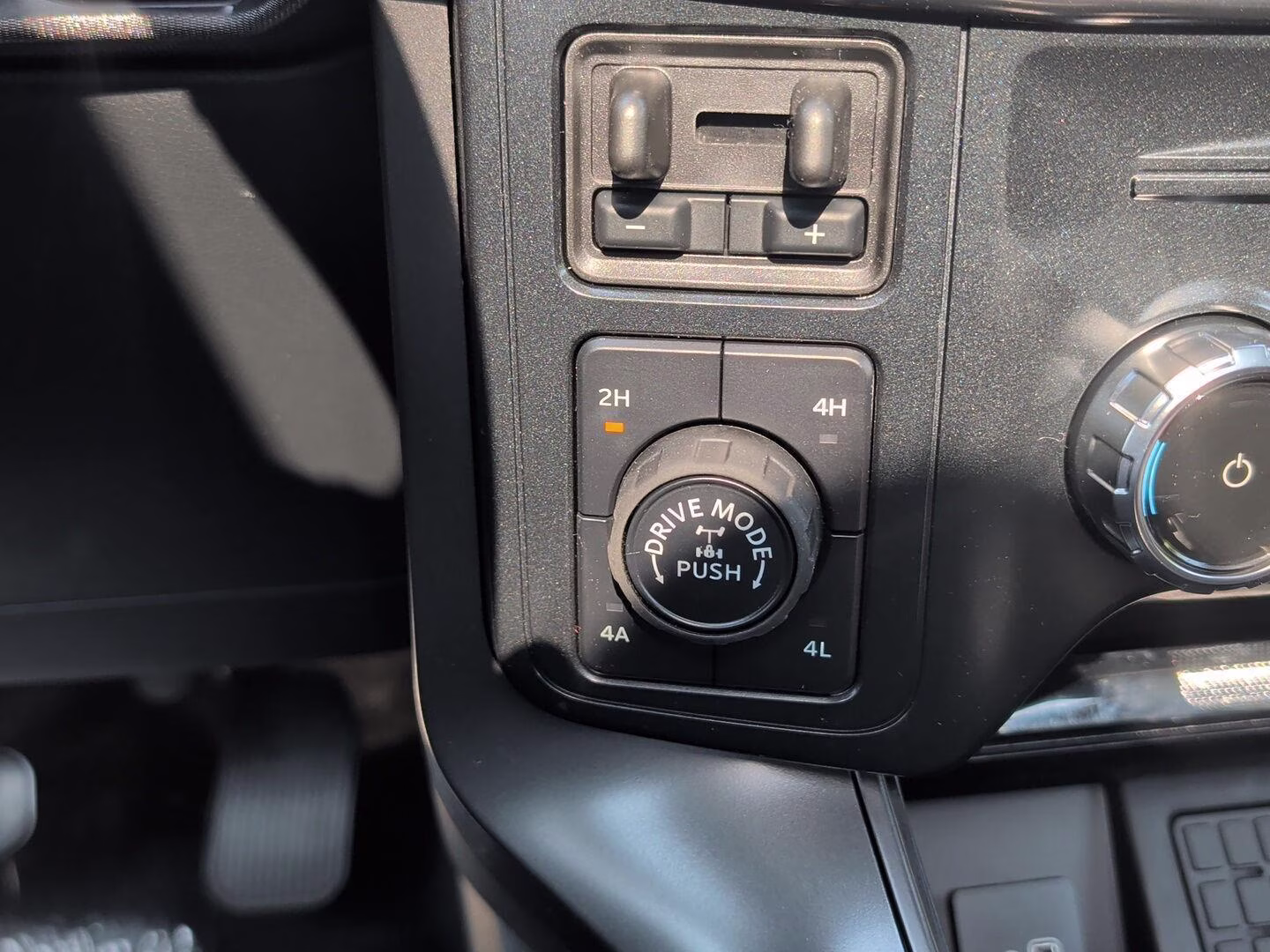 2026 Avalanche Gray Ford F-150 LARIAT 4X4 Truck