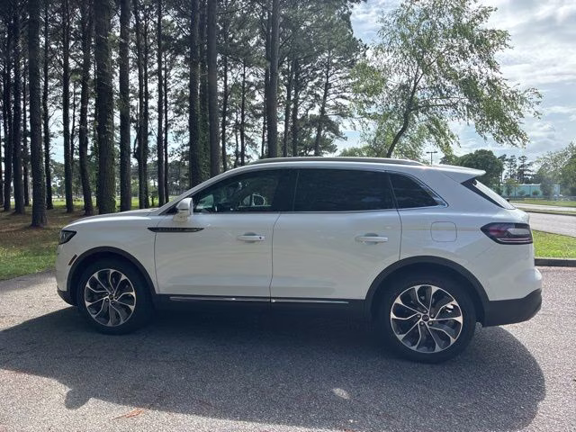 2022 Pristine White Metallic Tri-Coat Lincoln Nautilus Reserve FWD SUV