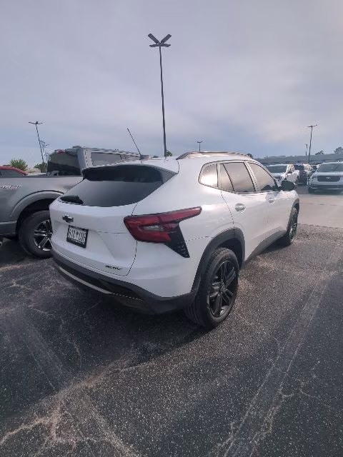2025 Summit White Chevrolet Trax ACTIV FWD SUV