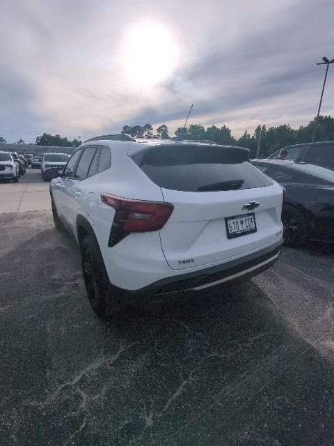 2025 Summit White Chevrolet Trax ACTIV FWD SUV