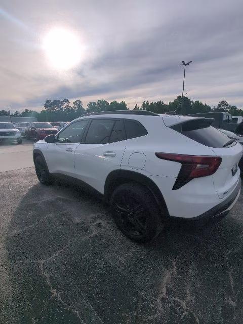 2025 Summit White Chevrolet Trax ACTIV FWD SUV