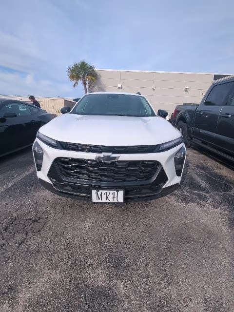 2025 Summit White Chevrolet Trax ACTIV FWD SUV