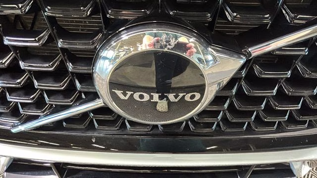 2025 Crystal White Metallic Volvo XC60 B5 Core AWD SUV